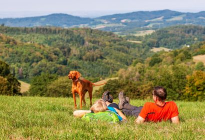 Tourismus Service Bergstrasse Burgensteig Alemannenweg mit Hund © Petra Arnold